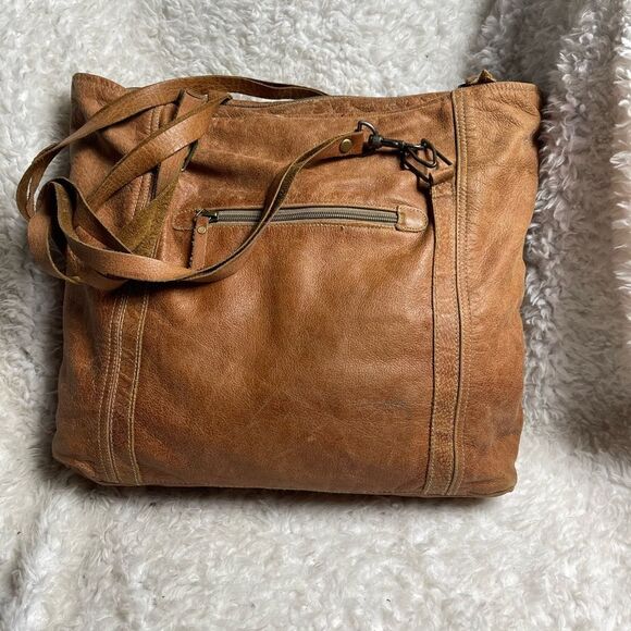 Heartstrings weathered leather tan extra large tote antique tone hardwares. - Picture 2 of 14